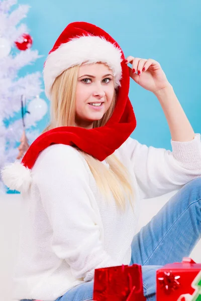 Vrouw in Santa hat denken over Kerst — Stockfoto