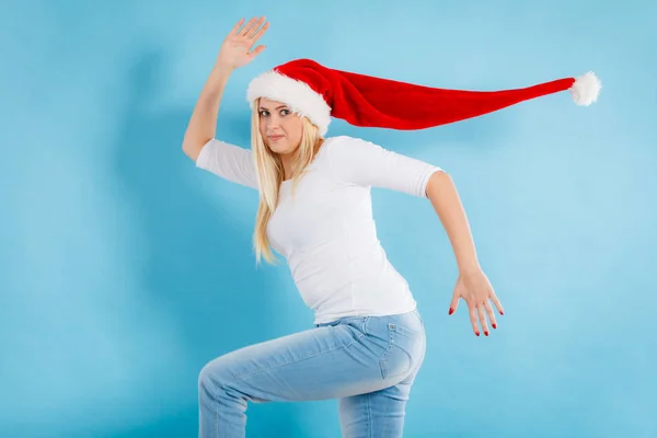 Gelukkige vrouw Kerstman hoed lopen dragen — Stockfoto