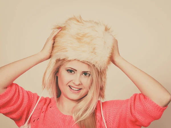 Atrakcyjna kobieta kapeluszu furry zima — Zdjęcie stockowe
