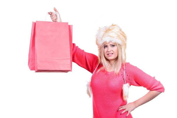 Женщина в пушистой зимней шляпе держит сумки для покупок — стоковое фото