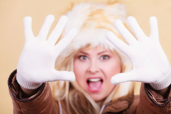 여자 겨울 모자와 장갑 — 스톡 사진