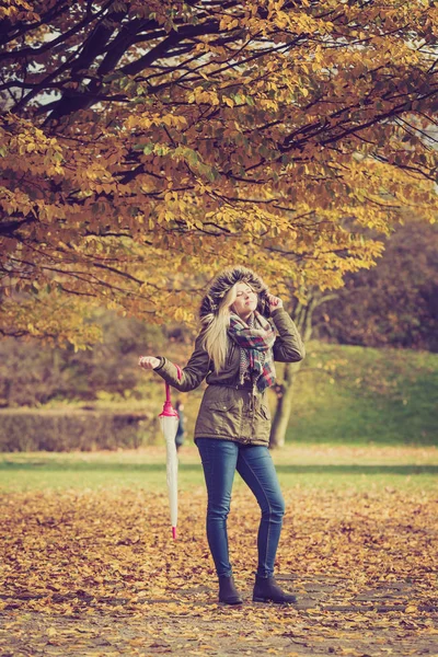 Vrouw lopend in het park met parasol — Stockfoto