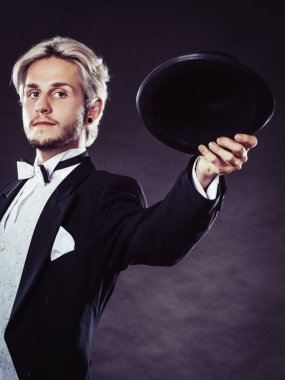 Zarif giyimli adam siyah fedora şapka atma