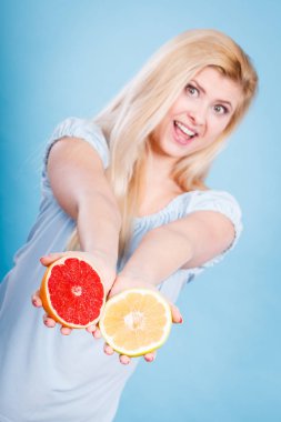 Kadın greyfurt narenciye meyve elinde tutan