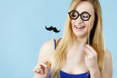 Karnaval accessoies sopa üzerinde tutan kadın