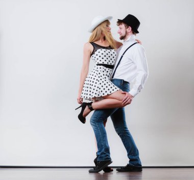 küçük mutlu bir çift dans