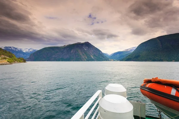 Barco transbordador en el fiordo noruego —  Fotos de Stock