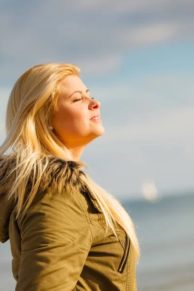 Mujer relajándose al aire libre en día frío — Foto de Stock