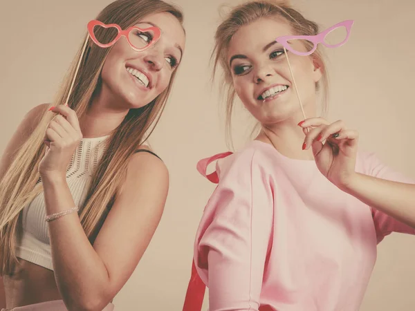 Twee vrouwen houden van carnaval accessoires — Stockfoto