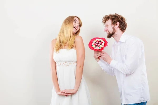 Casal feliz com flores de bando de doces. Amor. . — Fotografia de Stock