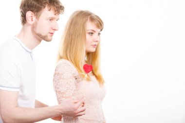 Kadın ona özür dilemeyi adama kızgın.