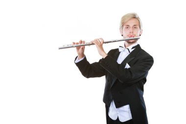 Purosuyla giyen erkek flütçü flüt çalış