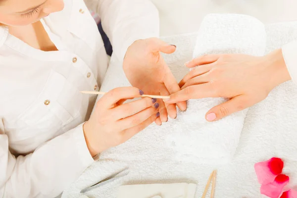 Esteticista preparando pregos antes da manicura, empurrando cutículas — Fotografia de Stock