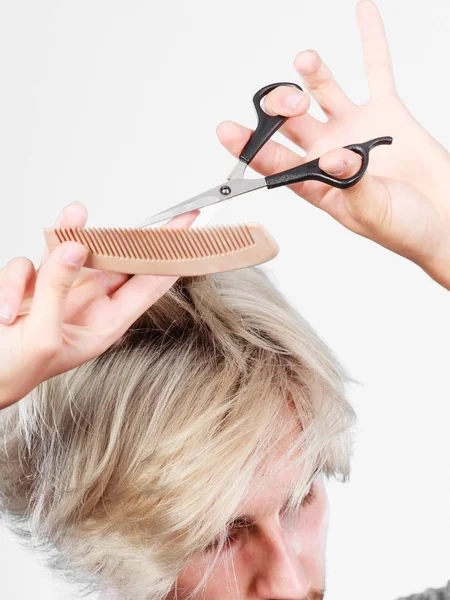 Man med sax och kam skapar nya håruppsättning — Stockfoto