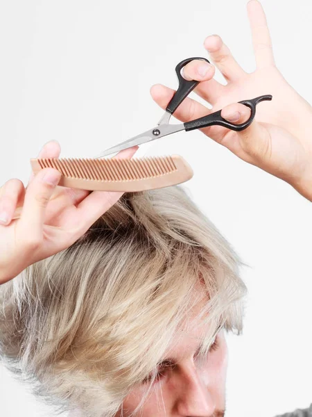 Man met schaar en kam maken nieuwe coiffure — Stockfoto