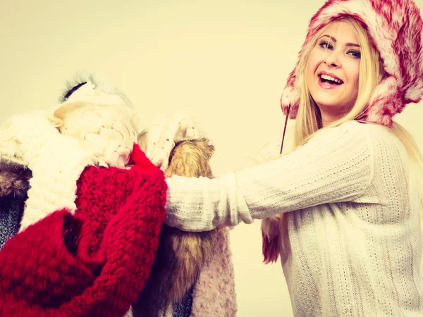 Женщина в зимней шляпе с кучей одежды — стоковое фото