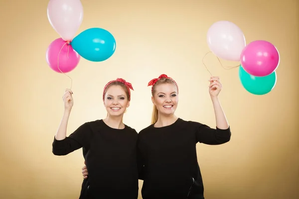 Las mujeres como las niñas quieren volar en globos . —  Fotos de Stock