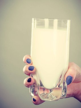 Kadın el süt Holding'in