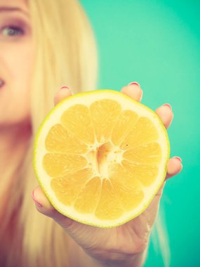 Sarı greyfurt narenciye insan elinde yarısı