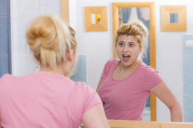 Genç kadın jel maskesi yüzünde sahip