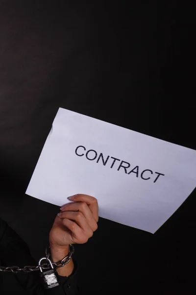 Man met geketende handen met contract — Stockfoto