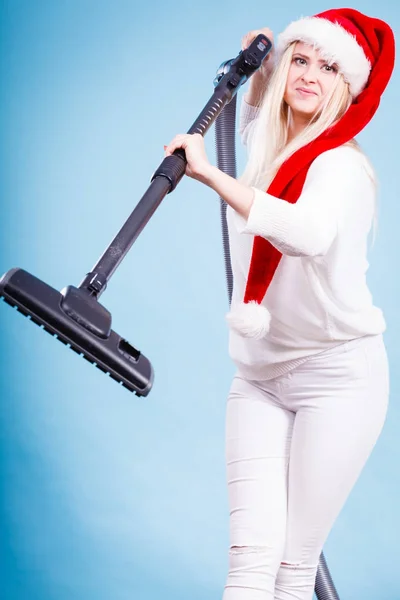 Meisje in helper kerstmuts met een stofzuiger — Stockfoto