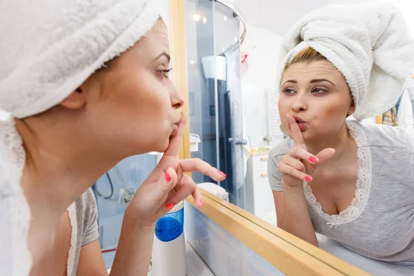 Mujer mirando su reflejo en el espejo — Foto de Stock