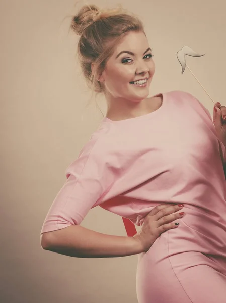 Mujer feliz sosteniendo bigote falso en palo —  Fotos de Stock