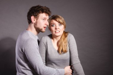 Korkmuş korkuyor genç Çift.