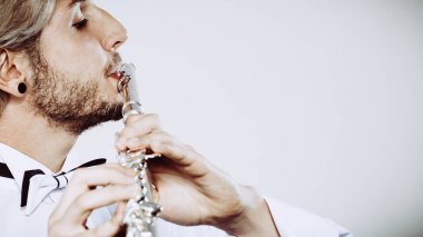 Erkek flütçü onun flüt çalmaya