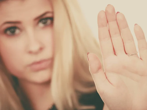Vrouw maken stop gebaar met open hand — Stockfoto