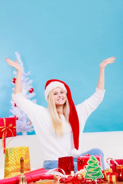 Noel Baba şapkası Noel hediyeleri hazırlama kadın — Stok fotoğraf