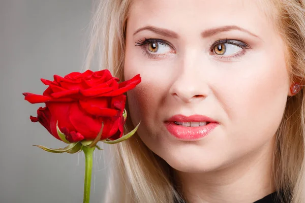 赤のメランコリックなの顔に近いバラを持った女性 — ストック写真