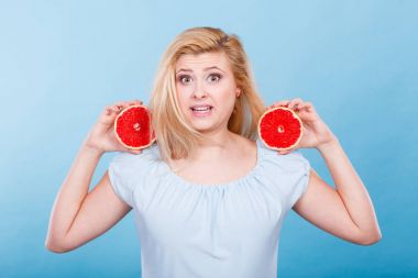 Kadın greyfurt narenciye meyve elinde tutan