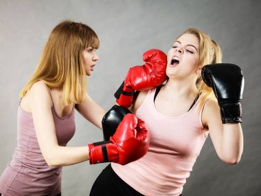 İki saldırgan kadın boks mücadele