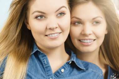 İki mutlu kadın arkadaşlar eğlenmeye