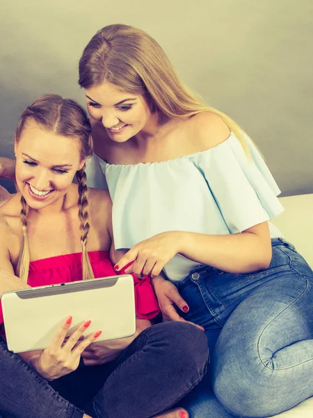 iki kadın tablet kullanma