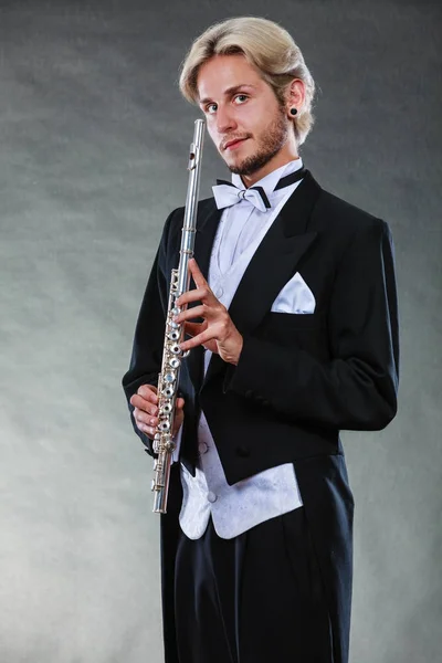 Elegantemente vestido músico celebración flauta — Foto de Stock