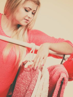 Dolap malzeme çekme kış kıyafeti duran kadın