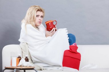 Kadının koltukta yalan grip olan hasta