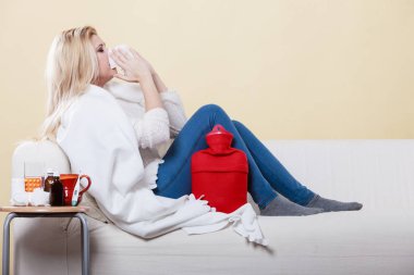 Kadının koltukta yalan grip olan hasta