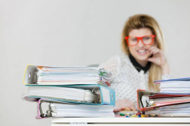 Ofisteki mutlu iş kadını