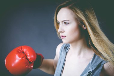 güzel bir kadın ile kırmızı Boks eldiveni