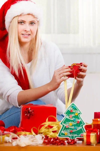 Junge Frau bereitet Geschenke für Weihnachten vor — Stockfoto