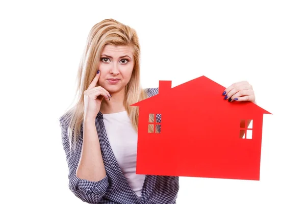 Mujer feliz sosteniendo casa de papel rojo — Foto de Stock