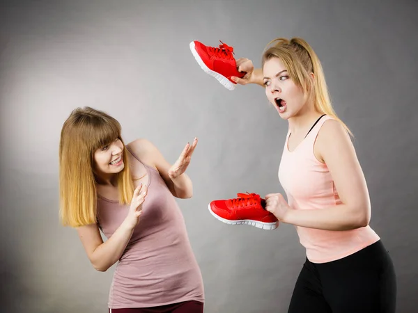 Aggressive Frauen kämpfen mit Schuhen — Stockfoto