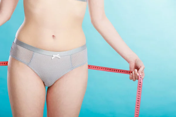 Kadın kalçaları ölçü bandı ile ölçme — Stok fotoğraf
