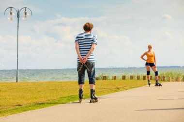 Dışarıda paten süren genç bir çift.