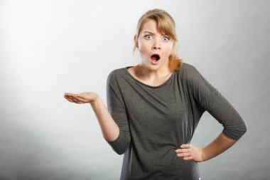 Şaşırmış şaşkın kızla açık ağız.