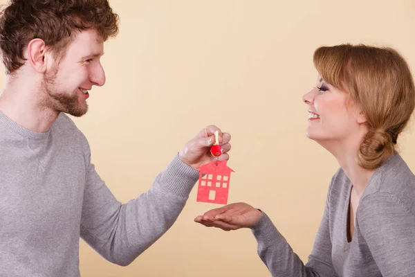 Couple holding key with house symbol — Stock Photo, Image